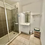 Spacieux Avec Balcon - A 50m De La *